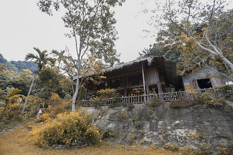 ផ្ទះខាងលើឈើរបស់ Homestay Ngoc Nhem មានចរិតលក្ខណៈធម្មតារបស់ជនជាតិ Muong នៅភូមិ Da Bia ឃុំ Tien Phong (Da Bac, Hoa Binh)។