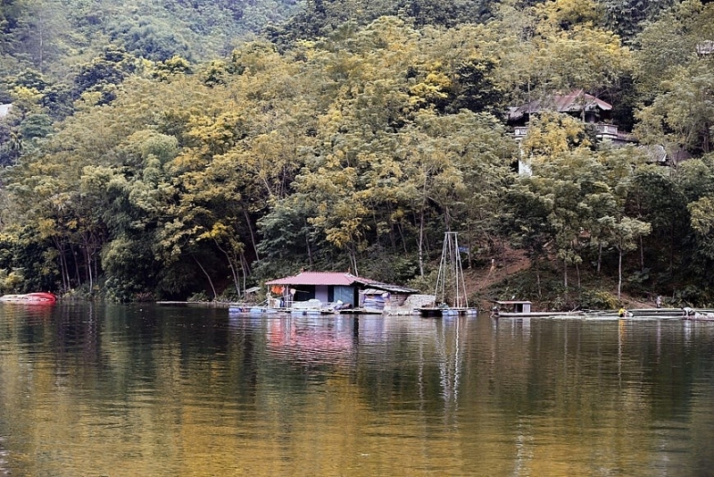 ភូមិ Da Bia ស្ថិតនៅជាប់បឹង Hoa Binh ឃុំ Tien Phong ស្រុក Da Bac។