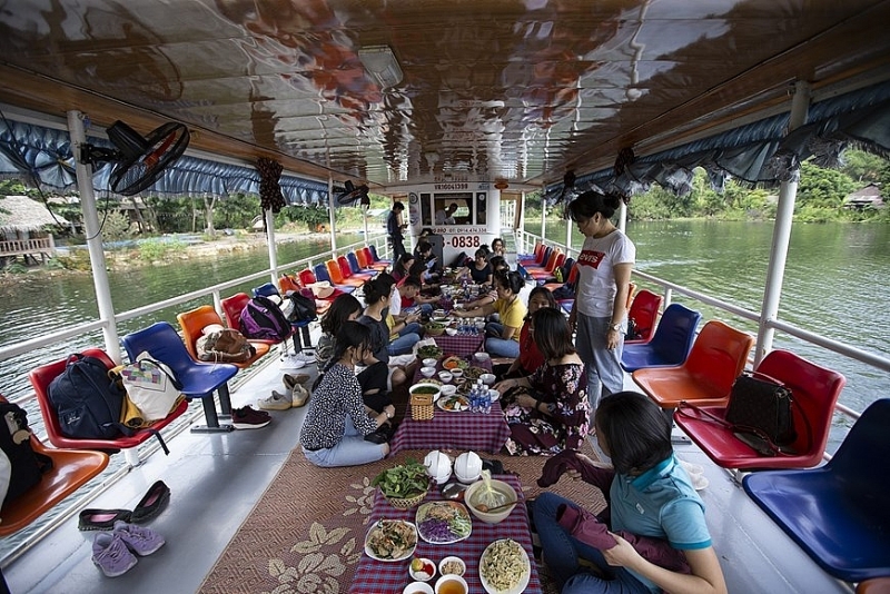 អ្នកទេសចរជិះទូកកម្សាន្តពីកំពង់ផែ Bich Ha ទីក្រុង Hoa Binh ទៅកាន់ភូមិ Da Bia ។
