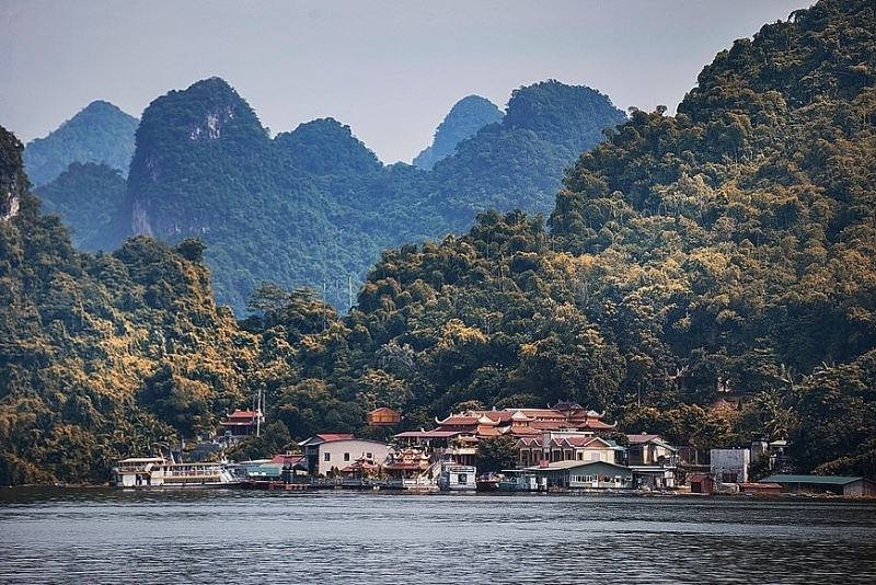ប្រាសាទ Thac Bo ដ៏ពិសិដ្ឋនៅលើបឹង Hoa Binh ។