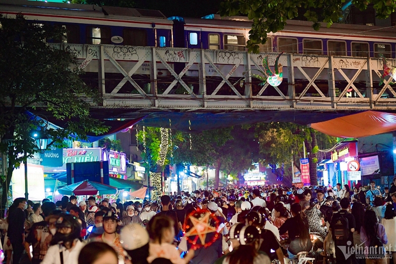 ផ្លូវដើរថ្មើរជើង​មាន​មនុស្ស​កកកុញ​ក្នុង​រាត្រី​បើក​ពិធីបុណ្យសរទរដូវហាណូយឆ្នាំ ២០២៣