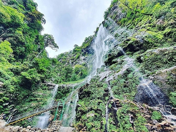 ភ្ញាក់ផ្អើលជាមួយនឹងភាពស្រស់ស្អាតនៃទឹកជ្រោះ Ong Chua