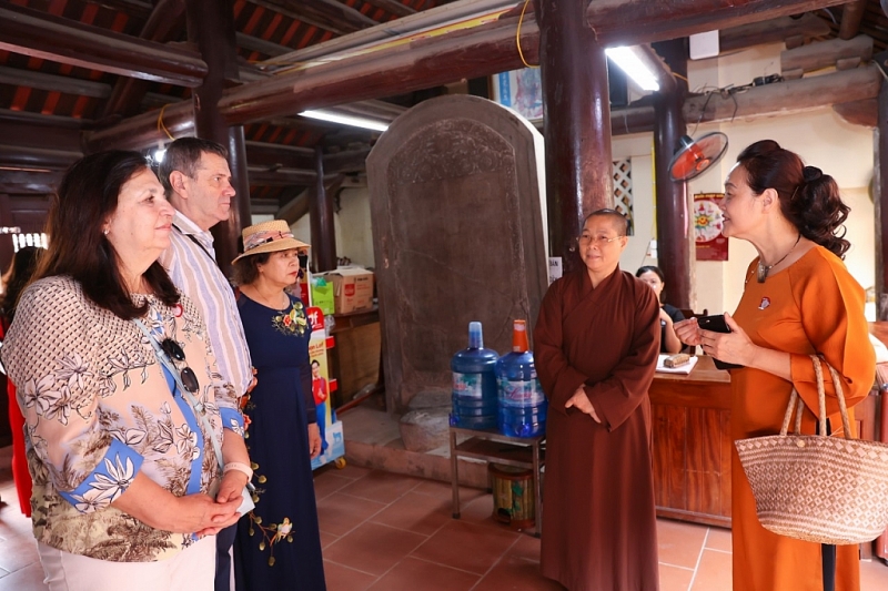 ឯកអគ្គរដ្ឋទូតប៊ុលហ្គារីបានបទពិសោធន៍ និងស្វែងយល់អំពីប្រវត្តិសាស្ត្រ និងវប្បធម៌ភូមិបុរាណ Duong Lam