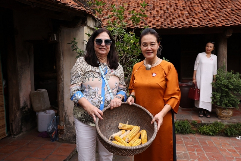 ឯកអគ្គរដ្ឋទូតប៊ុលហ្គារីបានបទពិសោធន៍ និងស្វែងយល់អំពីប្រវត្តិសាស្ត្រ និងវប្បធម៌ភូមិបុរាណ Duong Lam