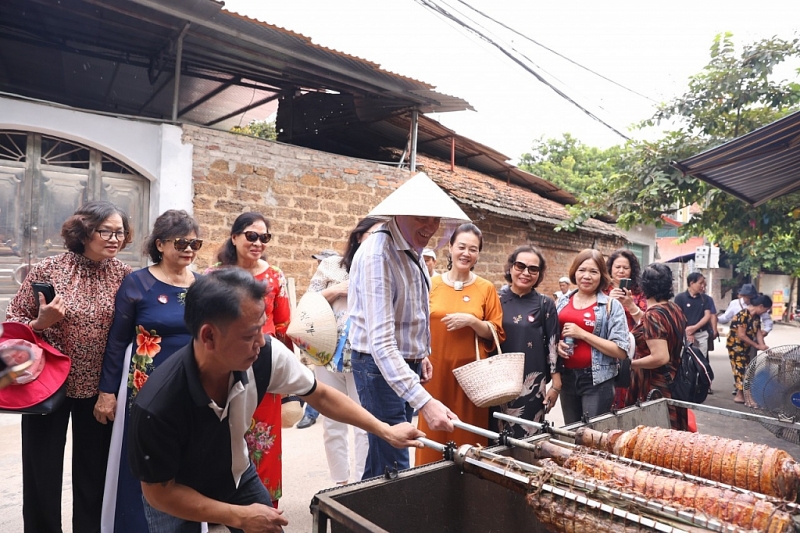 ឯកអគ្គរដ្ឋទូតប៊ុលហ្គារីបានបទពិសោធន៍ និងស្វែងយល់អំពីប្រវត្តិសាស្ត្រ និងវប្បធម៌ភូមិបុរាណ Duong Lam