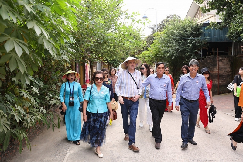 ឯកអគ្គរដ្ឋទូតប៊ុលហ្គារីបានបទពិសោធន៍ និងស្វែងយល់អំពីប្រវត្តិសាស្ត្រ និងវប្បធម៌ភូមិបុរាណ Duong Lam