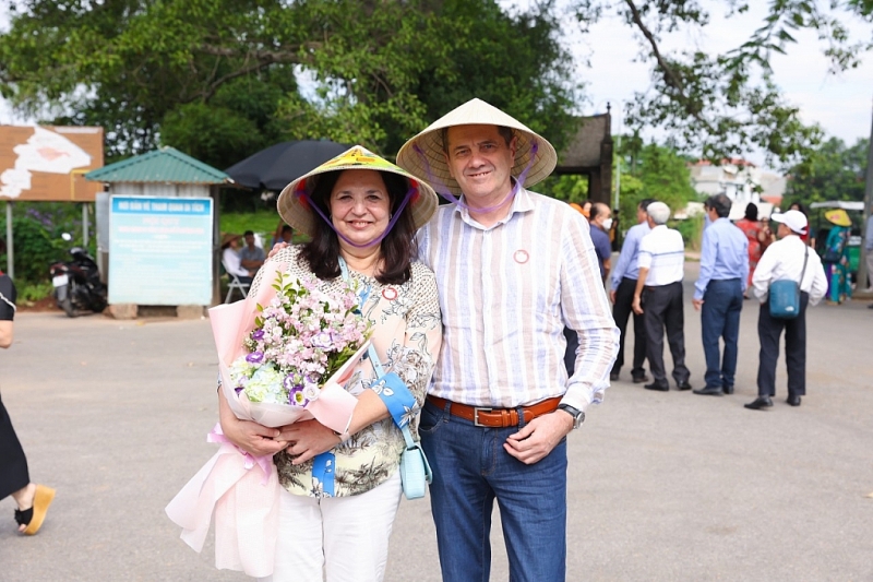 ឯកអគ្គរដ្ឋទូតប៊ុលហ្គារីបានបទពិសោធន៍ និងស្វែងយល់អំពីប្រវត្តិសាស្ត្រ និងវប្បធម៌ភូមិបុរាណ Duong Lam
