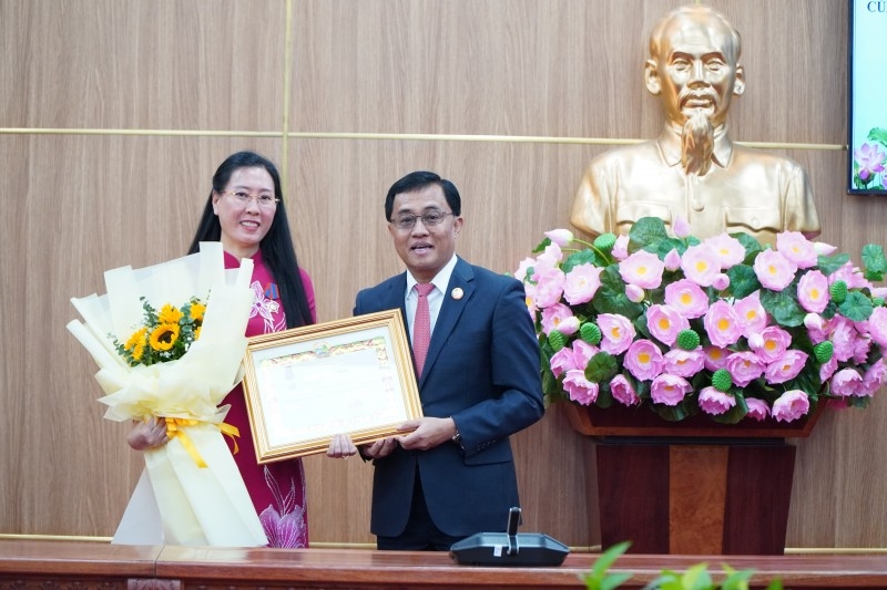 រដ្ឋឡាវបានប្រគល់មេដាយជូនក្រុម១ និងបុគ្គល៣នាក់មកពីខេត្ត Quang Ngai