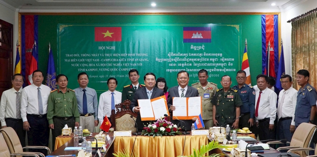 ខេត្ត An Giang និងខេត្តកំពត ចុះហត្ថលេខាលើកិច្ចព្រមព្រៀងពាណិជ្ជកម្មតាមព្រំដែនវៀតណាម-កម្ពុជា