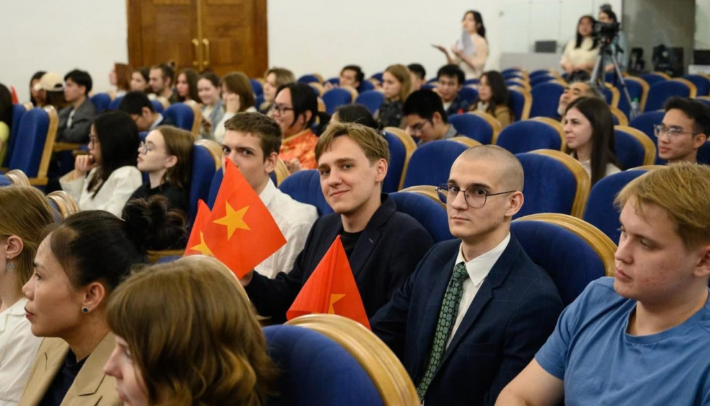 ខ្ញុំមិនអាចស្រមៃថាជីវិតនឹងទៅជាយ៉ាងណាបើគ្មានភាសាវៀតណាម ខ្ញុំមិនអាចស្រមៃថាជីវិតនឹងទៅជាយ៉ាងណាបើគ្មានភាសាវៀតណាម