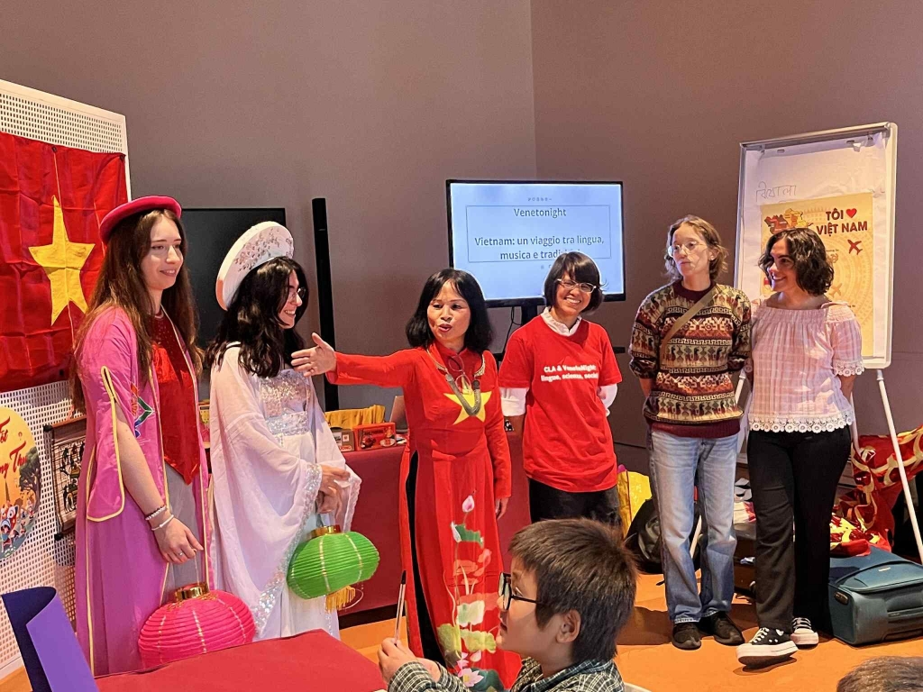 អភិរក្សភាសាវៀតណាមតាមរយៈឧបករណ៍ភ្លេង និងម្ហូបអាហារ