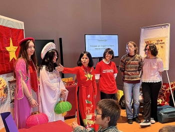 អភិរក្សភាសាវៀតណាមតាមរយៈឧបករណ៍ភ្លេង និងម្ហូបអាហារ