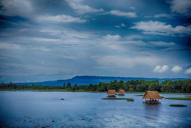 បឹងទឹកសាបក្បែរជើងភ្នំទេសភាពស្អាតស្រស់នៅបន្ទាយស្រី ចង់ទៅលេងភ្លាមៗ