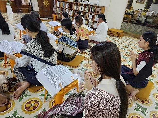 និស្សិតឡាវសូត្រធម៌វៀតណាមនៅវត្ត Tam Bao (Da Nang)