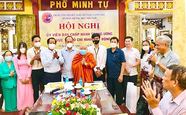 ព្រះតេជគុណ Thich Thien Tam និងសមាជិកសមាគមមិត្តភាពវៀតណាម-កម្ពុជាបានឧបត្ថម្ភនិស្សិតកម្ពុជាដែលកំពុងសិក្សានៅទីក្រុងហូជីមិញក្នុងឆ្នាំ២០២២។