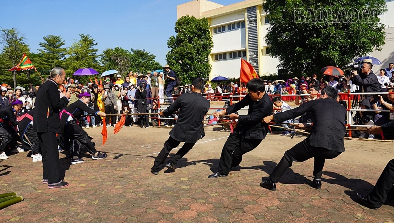 ក្រុមសិប្បករកីឡាទាញព្រ័ត្រជនជាតិ Tay នៅខេត្ត Lao Cai ចូលរួមក្នុងពិធីបុណ្យ ទាញព្រ័ត្រ ឆ្នាំ ២០២៣