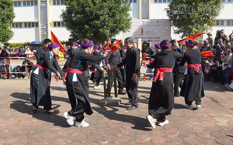 ក្រុមសិប្បករកីឡាទាញព្រ័ត្រជនជាតិ Tay នៅខេត្ត Lao Cai ចូលរួមក្នុងពិធីបុណ្យ ទាញព្រ័ត្រ ឆ្នាំ ២០២៣