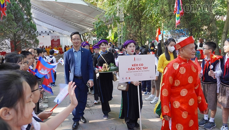 ក្រុមសិប្បករកីឡាទាញព្រ័ត្រជនជាតិ Tay នៅខេត្ត Lao Cai ចូលរួមក្នុងពិធីបុណ្យ ទាញព្រ័ត្រ ឆ្នាំ ២០២៣