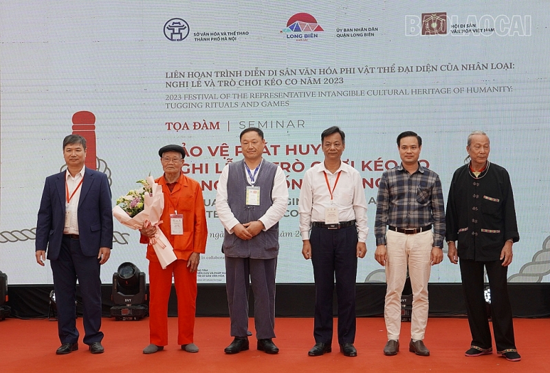 ក្រុមសិប្បករកីឡាទាញព្រ័ត្រជនជាតិ Tay នៅខេត្ត Lao Cai ចូលរួមក្នុងពិធីបុណ្យ ទាញព្រ័ត្រ ឆ្នាំ ២០២៣