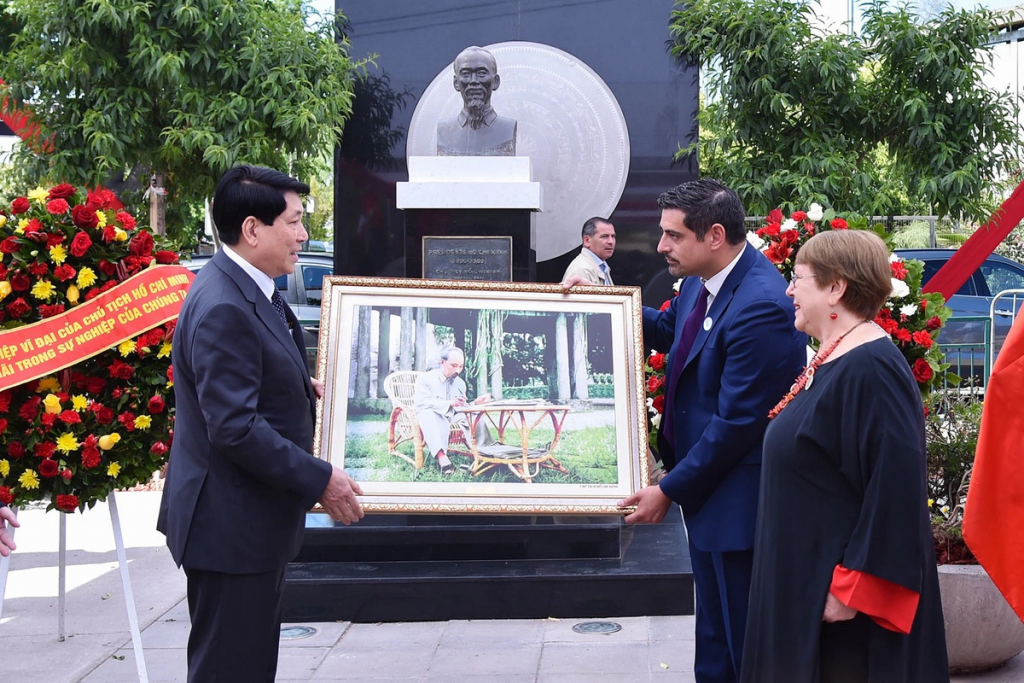 ប្រធានរដ្ឋ Luong Cuong ដាក់កម្រងផ្កាគោរពវិញ្ញាណក្ខន្ធលោកប្រធាន Ho Chi Minh នៅប្រទេសឈីលី