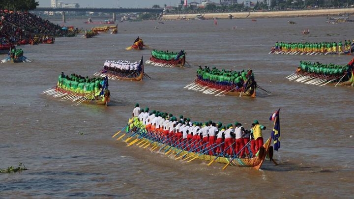 បើកពិធីបុណ្យអុំទូកនៅកម្ពុជា