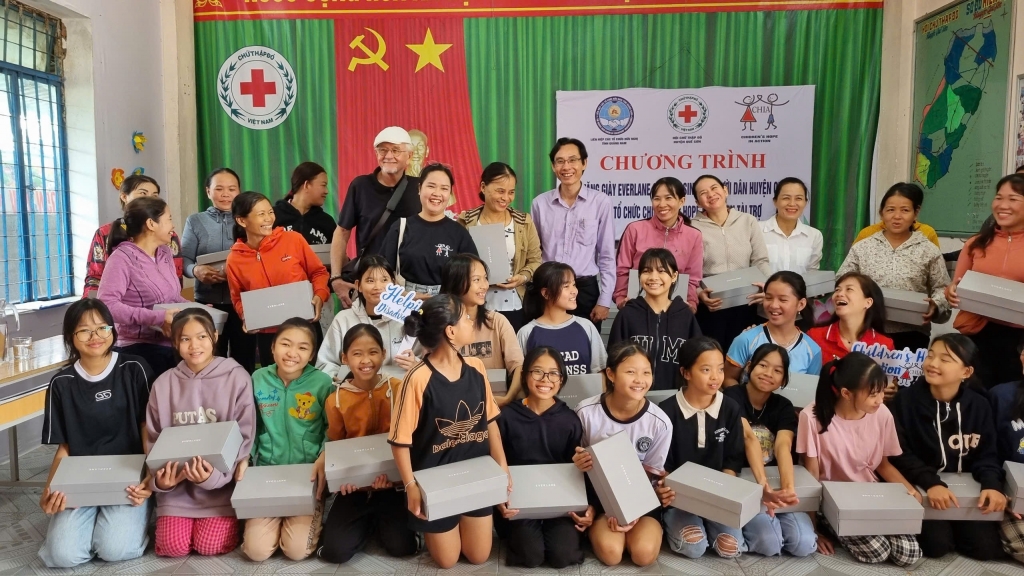 ស្បែកជើងជាង ២,៥០០ គូត្រូវបានផ្តល់ជូនប្រជាជនក្រីក្រនៅខេត្ត Quang Nam