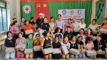 ស្បែកជើងជាង ២,៥០០ គូត្រូវបានផ្តល់ជូនប្រជាជនក្រីក្រនៅខេត្ត Quang Nam