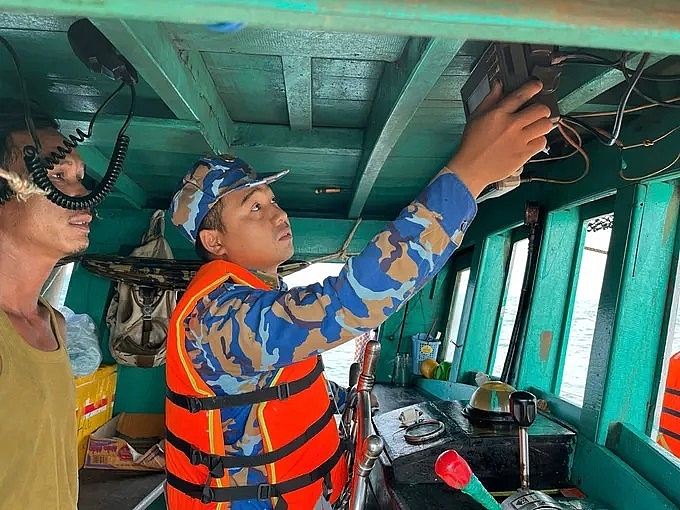 ជួយអ្នកនេសាទទីក្រុងហូជីមិញឱ្យយល់ដឹងពីច្បាប់ និងនិយាយថាទេចំពោះការនេសាទខុសច្បាប់ (IUU) ជួយអ្នកនេសាទទីក្រុងហូជីមិញឱ្យយល់ដឹងពីច្បាប់ និងនិយាយថាទេចំពោះការនេសាទខុសច្បាប់ (IUU)