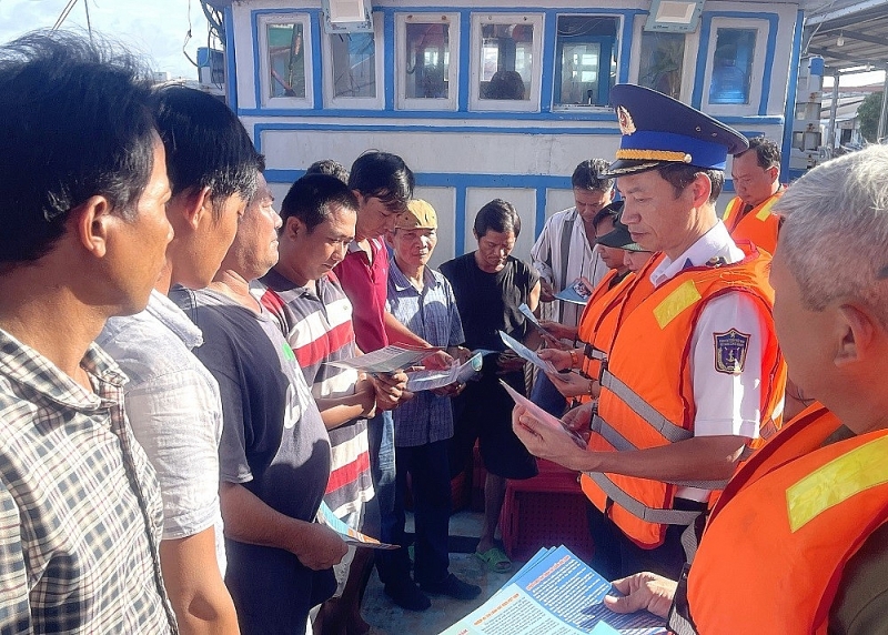 ជួយអ្នកនេសាទទីក្រុងហូជីមិញឱ្យយល់ដឹងពីច្បាប់ និងនិយាយថាទេចំពោះការនេសាទខុសច្បាប់ (IUU) ជួយអ្នកនេសាទទីក្រុងហូជីមិញឱ្យយល់ដឹងពីច្បាប់ និងនិយាយថាទេចំពោះការនេសាទខុសច្បាប់ (IUU)