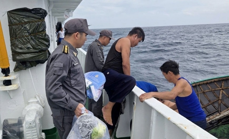 ក្រុមឃ្លាំមើលជលផលលេខ៤ ផ្សព្វផ្សាយការឃោសនា និងគាំទ្រដល់អ្នកនេសាទក្នុងការទប់ស្កាត់ និងប្រយុទ្ធប្រឆាំងនឹងការនេសាទខុសច្បាប់ (IUU) ក្រុមឃ្លាំមើលជលផលលេខ៤ ផ្សព្វផ្សាយការឃោសនា និងគាំទ្រដល់អ្នកនេសាទក្នុងការទប់ស្កាត់ និងប្រយុទ្ធប្រឆាំងនឹងការនេសាទខុសច្បាប់ (IUU)