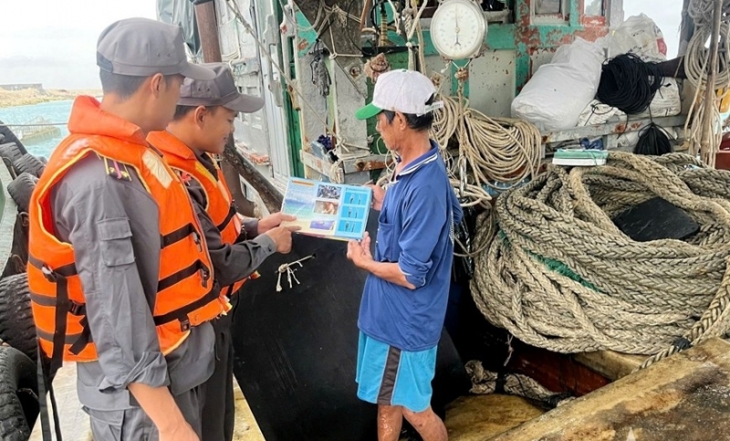 ក្រុមឃ្លាំមើលជលផលលេខ៤ ផ្សព្វផ្សាយការឃោសនា និងគាំទ្រដល់អ្នកនេសាទក្នុងការទប់ស្កាត់ និងប្រយុទ្ធប្រឆាំងនឹងការនេសាទខុសច្បាប់ (IUU) ក្រុមឃ្លាំមើលជលផលលេខ៤ ផ្សព្វផ្សាយការឃោសនា និងគាំទ្រដល់អ្នកនេសាទក្នុងការទប់ស្កាត់ និងប្រយុទ្ធប្រឆាំងនឹងការនេសាទខុសច្បាប់ (IUU)