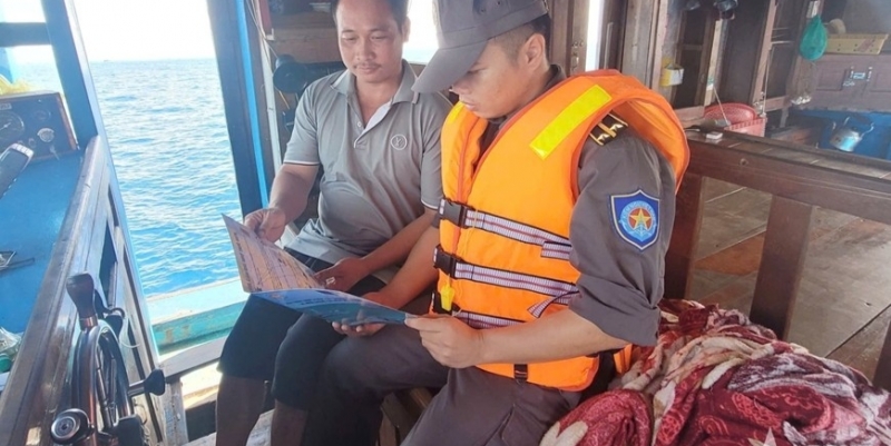 ក្រុមឃ្លាំមើលជលផលលេខ៤ ផ្សព្វផ្សាយការឃោសនា និងគាំទ្រដល់អ្នកនេសាទក្នុងការទប់ស្កាត់ និងប្រយុទ្ធប្រឆាំងនឹងការនេសាទខុសច្បាប់ (IUU) ក្រុមឃ្លាំមើលជលផលលេខ៤ ផ្សព្វផ្សាយការឃោសនា និងគាំទ្រដល់អ្នកនេសាទក្នុងការទប់ស្កាត់ និងប្រយុទ្ធប្រឆាំងនឹងការនេសាទខុសច្បាប់ (IUU)