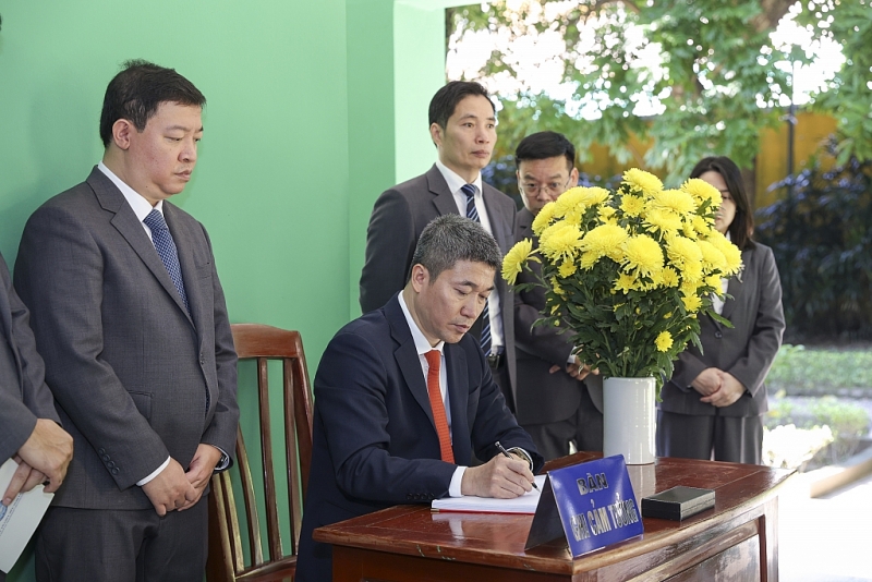 សម្ព័ន្ធអង្គការមិត្តភាពវៀតណាមរាយការណ៍អំពីការងារជូនពូ Ho ក្នុងឱកាសខួបលើកទី ៧៥ នៃទិវាប្រពៃណី