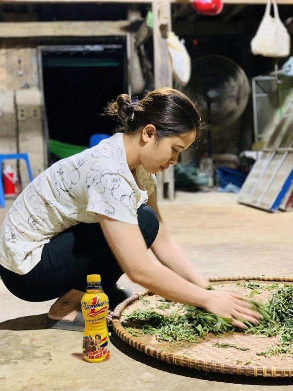 នៅកណ្តាលពពកពណ៌សនៃ Tua Chua ក្មេងស្រីនេះបានបញ្ឆេះចំណង់ចំណូលចិត្តចំពោះក្តីស្រមៃនៃតែសានទឿយៀតវៀតណាម