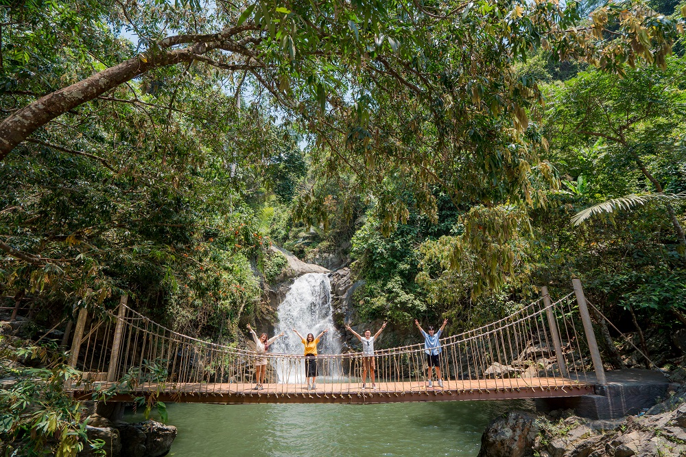 Khu du lịch sinh thái Cổng Trời Đông Giang sở hữu nhiều thác nước đẹp hùng vĩ.