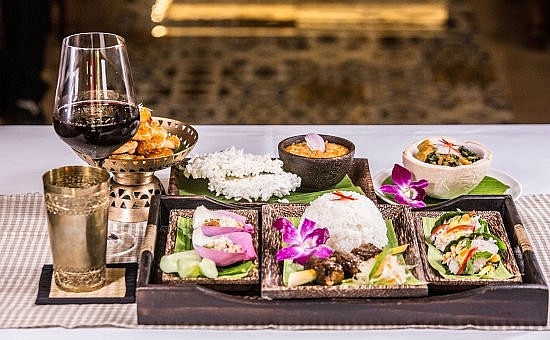 សាក​មក​ញ៉ាំ ម្ហូប​ខ្មែរ​ក្រៅ​ផ្ទះ​ម្ដង​មើល៍ ! ប្លែក​មាត់​ហើយ​ បរិយាកាស​ល្អ​ទៀត