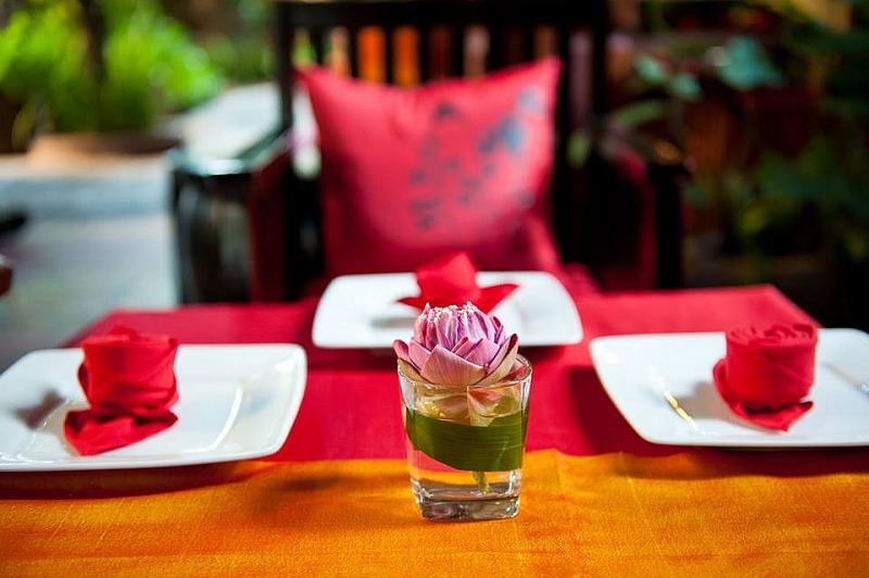 សាក​មក​ញ៉ាំ ម្ហូប​ខ្មែរ​ក្រៅ​ផ្ទះ​ម្ដង​មើល៍ ! ប្លែក​មាត់​ហើយ​ បរិយាកាស​ល្អ​ទៀត