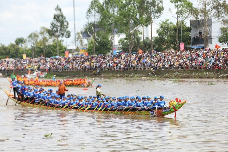 ក្រុមទូកង ghe ngo បុរស និង​នារីនៃ Chua Tum Nup ឈ្នះ​ការ​ប្រណាំង ghe ngo ខេត្ត Soc Trang ឆ្នាំ​២០២៣