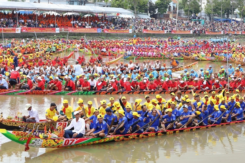 ក្រុមទូកង ghe ngo បុរស និង​នារីនៃ Chua Tum Nup ឈ្នះ​ការ​ប្រណាំង ghe ngo ខេត្ត Soc Trang ឆ្នាំ​២០២៣