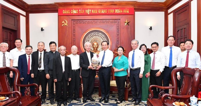 អ្នកកាន់សាសនាកាតូលិកមានសកម្មភាពជាច្រើនរួមចំណែកដល់ការអភិវឌ្ឍន៍ទីក្រុងហូជីមិញ