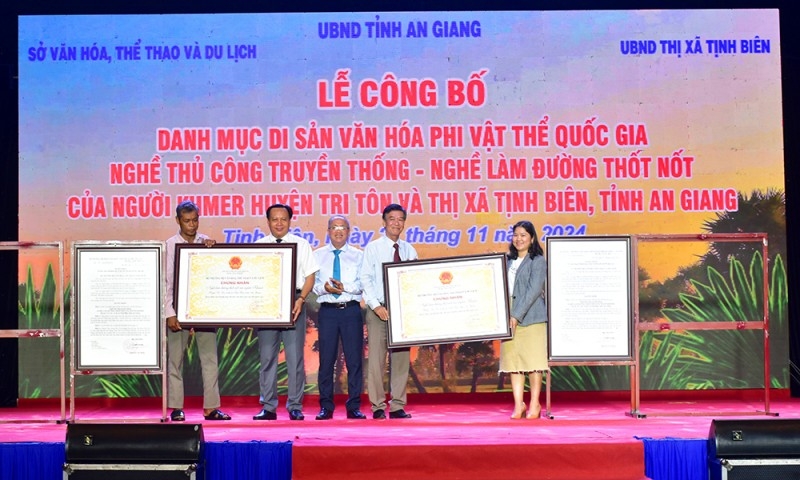 ខេត្ត An Giang៖ មុខរបរធ្វើស្ករត្នោតរបស់ជនជាតិខ្មែរ គឺជាបេតិកភណ្ឌវប្បធម៌អរូបីរបស់ជាតិ