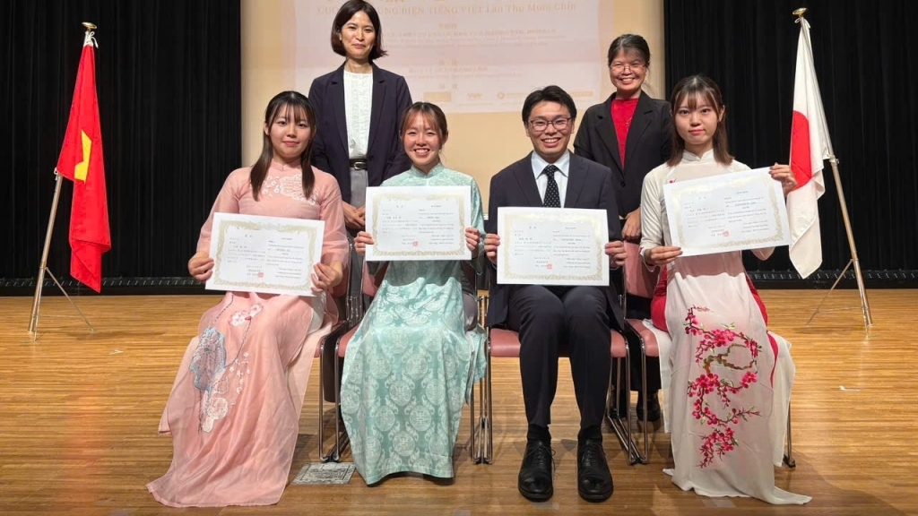 Hikaru Watanabe៖ ភាសាវៀតណាមដ៏ស្រស់ស្អាតពីរឿងសាមញ្ញៗ ការហៅទូរស័ព្ទពេលព្រឹក និងការសួរសុខទុក្ខប្រចាំថ្ងៃ