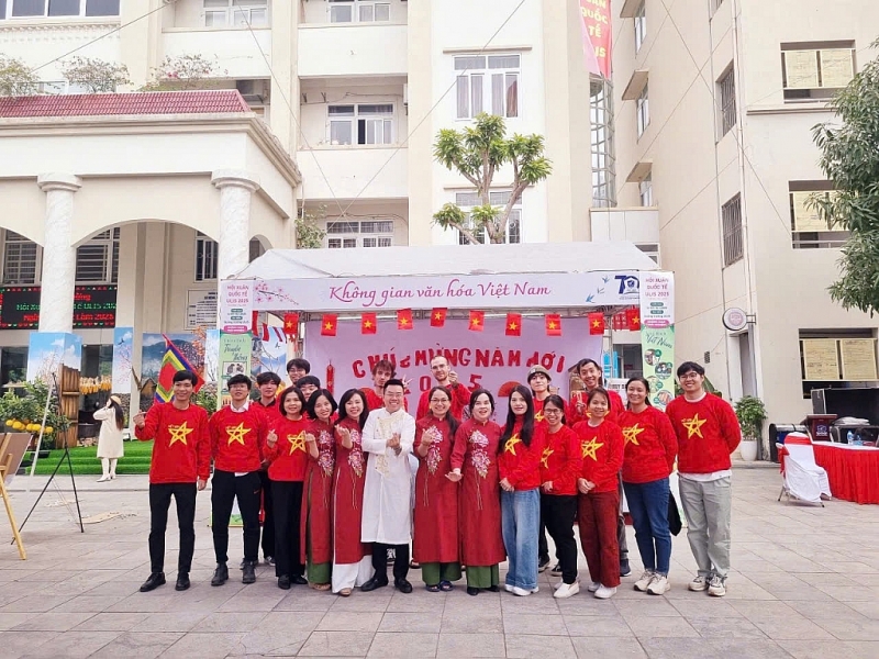 Hikaru Watanabe៖ ភាសាវៀតណាមដ៏ស្រស់ស្អាតពីរឿងសាមញ្ញៗ ការហៅទូរស័ព្ទពេលព្រឹក និងការសួរសុខទុក្ខប្រចាំថ្ងៃ Hikaru Watanabe៖ ភាសាវៀតណាមដ៏ស្រស់ស្អាតពីរឿងសាមញ្ញៗ ការហៅទូរស័ព្ទពេលព្រឹក និងការសួរសុខទុក្ខប្រចាំថ្ងៃ