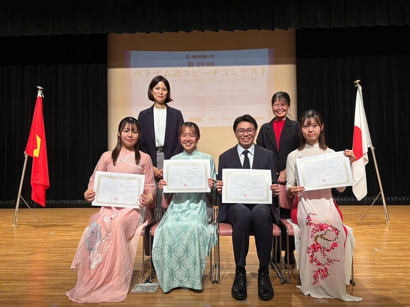 Hikaru Watanabe៖ ភាសាវៀតណាមដ៏ស្រស់ស្អាតពីរឿងសាមញ្ញៗ ការហៅទូរស័ព្ទពេលព្រឹក និងការសួរសុខទុក្ខប្រចាំថ្ងៃ Hikaru Watanabe៖ ភាសាវៀតណាមដ៏ស្រស់ស្អាតពីរឿងសាមញ្ញៗ ការហៅទូរស័ព្ទពេលព្រឹក និងការសួរសុខទុក្ខប្រចាំថ្ងៃ