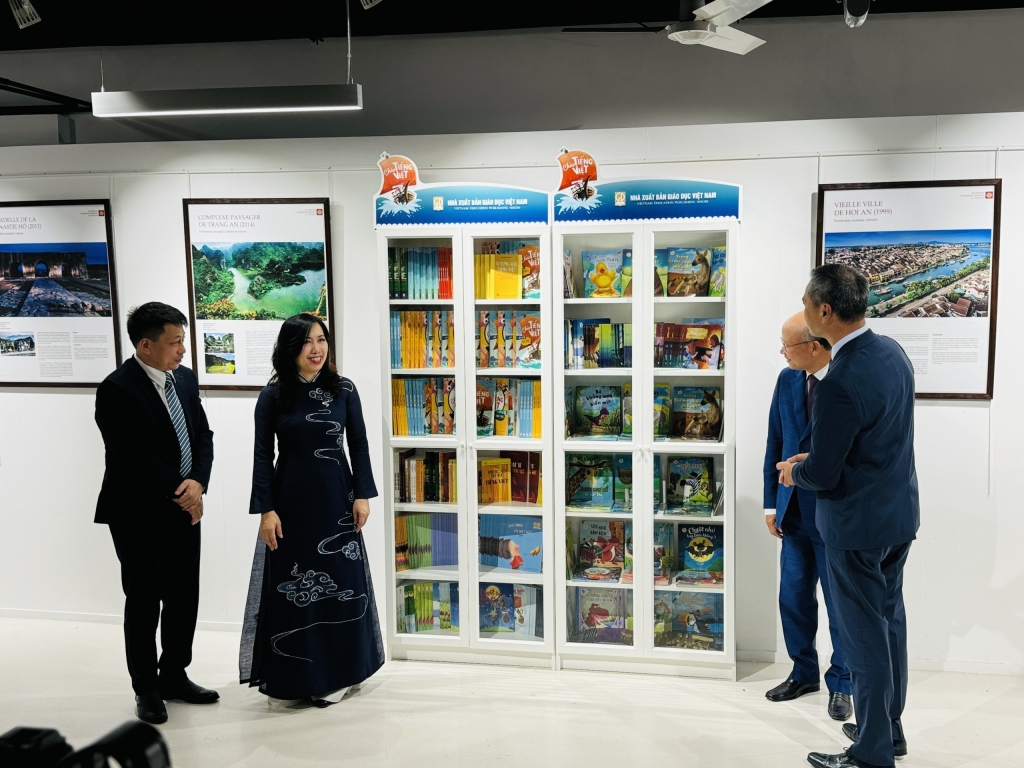 ការរួមបញ្ចូលគ្នារវាងការតាំងចិត្តខ្ពស់ និងការសម្របសម្រួល ដើម្បីផ្សព្វផ្សាយភាសាវៀតណាមប្រកបដោយចីរភាព