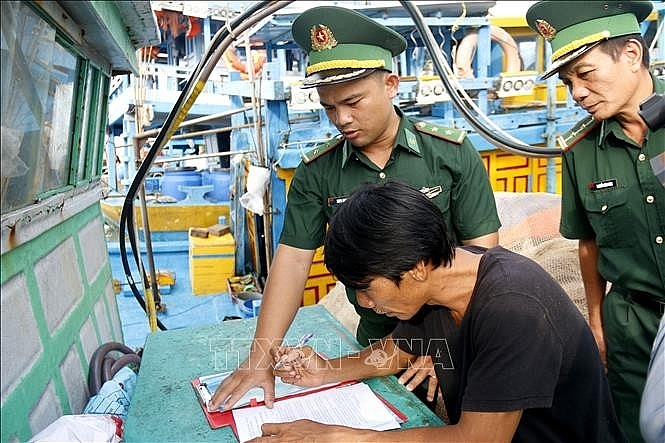 អ្នកនេសាទ និងឆ្មាំព្រំដែនអនុវត្តវិធានការស្របគ្នាដើម្បីប្រយុទ្ធប្រឆាំងនឹងការនេសាទខុសច្បាប់ និងខុសច្បាប់ (IUU)