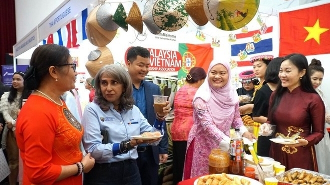 អនុបណ្ឌិត Nguyen Thuy Thien Huong៖ អាចបត់បែនបាន និងច្នៃប្រឌិតក្នុងដំណើរផ្សព្វផ្សាយភាសាវៀតណាមនៅប្រទេសម៉ាឡេស៊ី