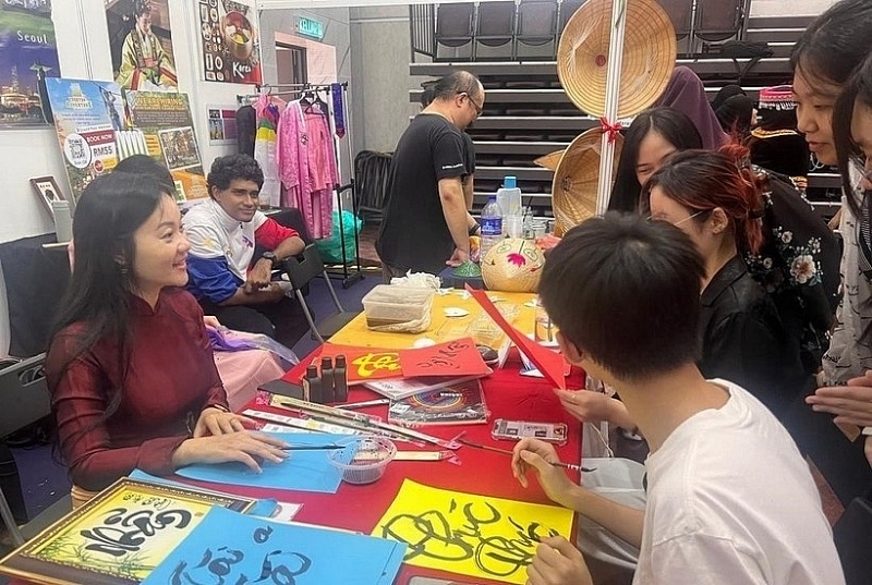 អនុបណ្ឌិត Nguyen Thuy Thien Huong៖ អាចបត់បែនបាន និងច្នៃប្រឌិតក្នុងដំណើរផ្សព្វផ្សាយភាសាវៀតណាមនៅប្រទេសម៉ាឡេស៊ី អនុបណ្ឌិត Nguyen Thuy Thien Huong៖ អាចបត់បែនបាន និងច្នៃប្រឌិតក្នុងដំណើរផ្សព្វផ្សាយភាសាវៀតណាមនៅប្រទេសម៉ាឡេស៊ី