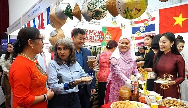 អនុបណ្ឌិត Nguyen Thuy Thien Huong៖ អាចបត់បែនបាន និងច្នៃប្រឌិតក្នុងដំណើរផ្សព្វផ្សាយភាសាវៀតណាមនៅប្រទេសម៉ាឡេស៊ី អនុបណ្ឌិត Nguyen Thuy Thien Huong៖ អាចបត់បែនបាន និងច្នៃប្រឌិតក្នុងដំណើរផ្សព្វផ្សាយភាសាវៀតណាមនៅប្រទេសម៉ាឡេស៊ី