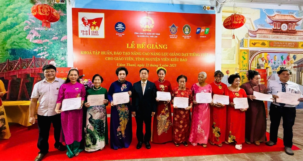 «បង្គោលភ្លើងហ្វារ» អភិរក្សភាសាវៀតណាមនៅឧដុង្គថានី (ប្រទេសថៃ) «បង្គោលភ្លើងហ្វារ» អភិរក្សភាសាវៀតណាមនៅឧដុង្គថានី (ប្រទេសថៃ)